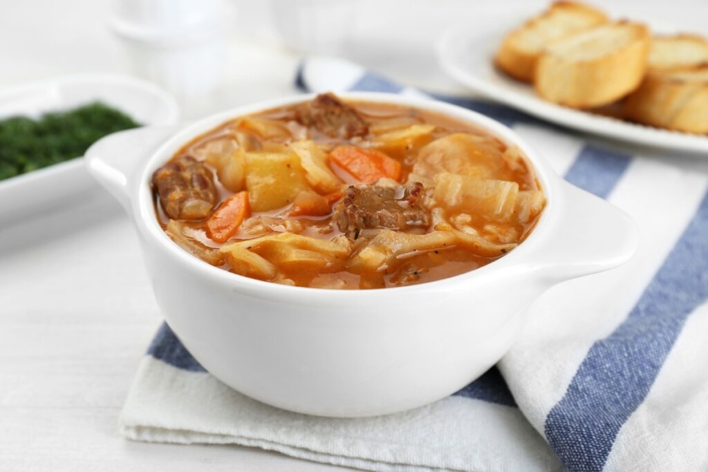 Sopa de músculo bovino com legumes e macarrão (Imagem: sweet marshmallow | Shutterstock)
