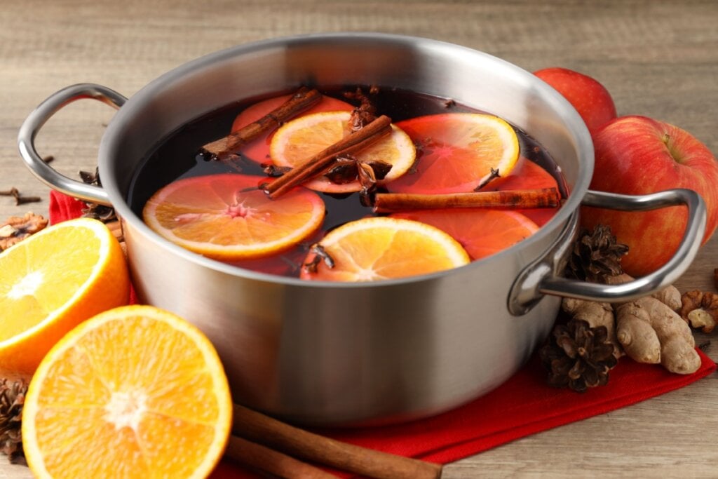 Vinho quente (Imagem: AtlasStudio | Shutterstock)