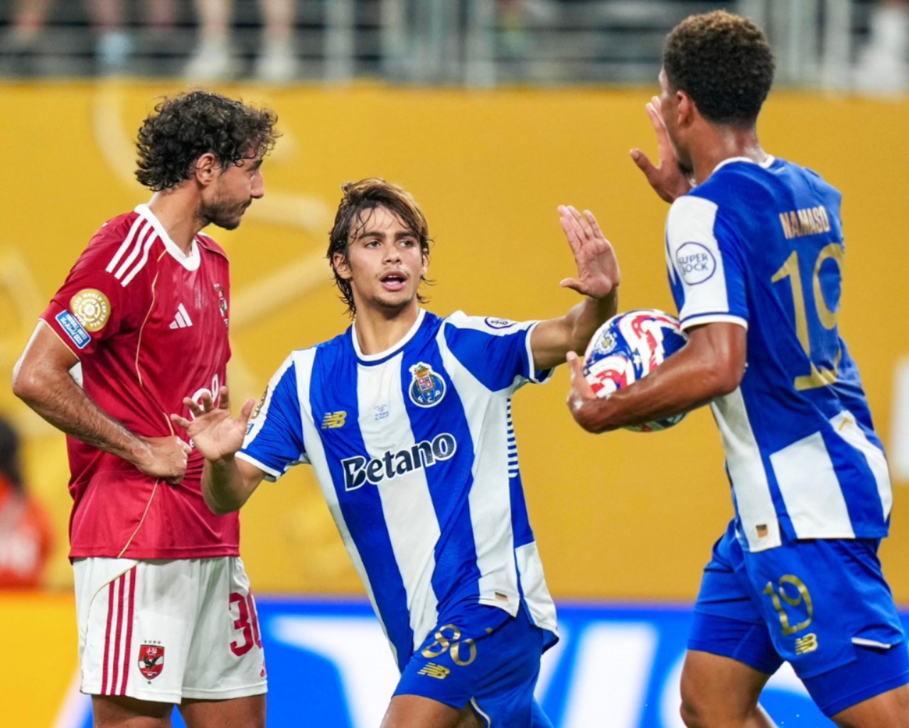Equipes empataram em jogo de oito gols - 