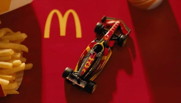 Rede de fast food lança combo especial que traz miniaturas de F1 inspiradas em novo filme da categoria