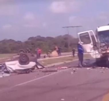 Imagem - Vídeo: colisão entre caminhão e carro deixa veículo capotado na BR-316, no Pará