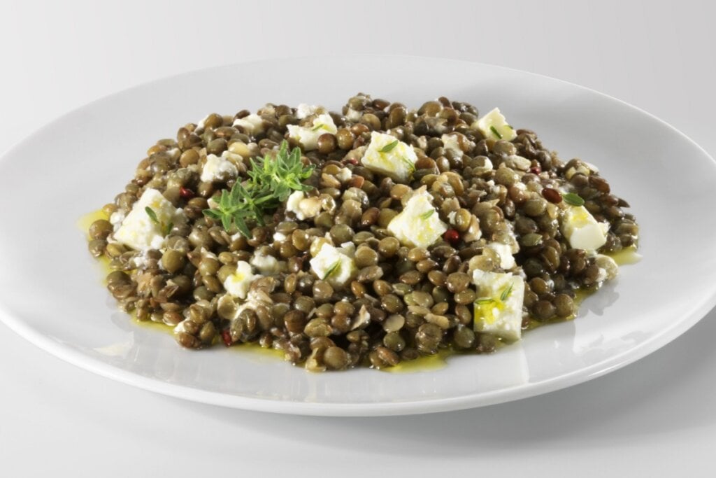 Salada de lentilha com tofu (Imagem: PHIL LENOIR | Shutterstock) 