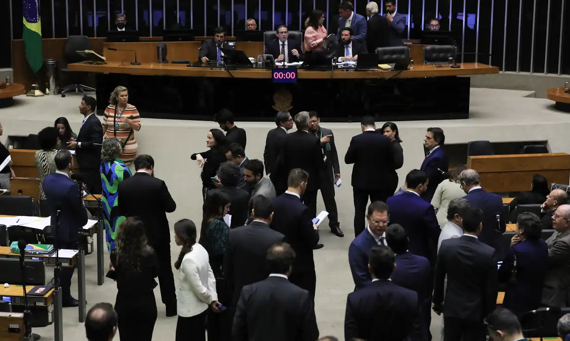 Foram 383 votos favoráveis e 98 contrários; texto vai ao Senado.