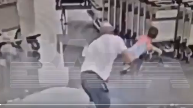 Imagem - Homem agride bebê iraniano em aeroporto na Rússia; menino está em coma