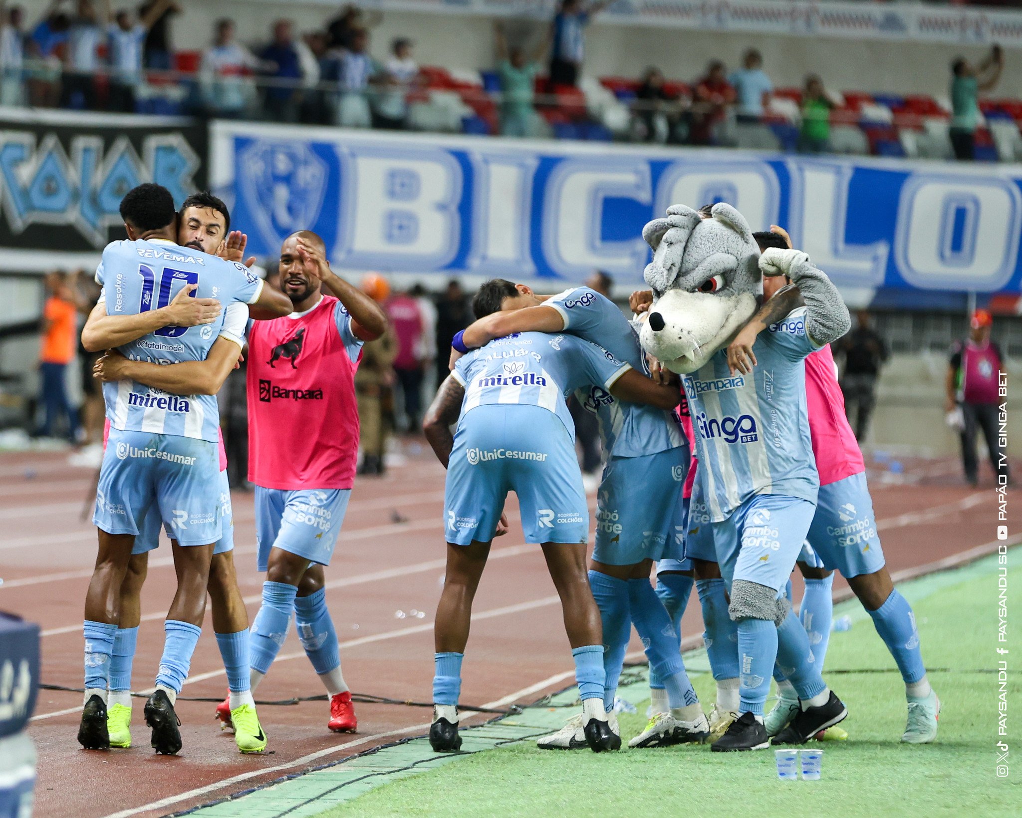 Jogadores bicolores comemoram triunfo no Re-Pa 779