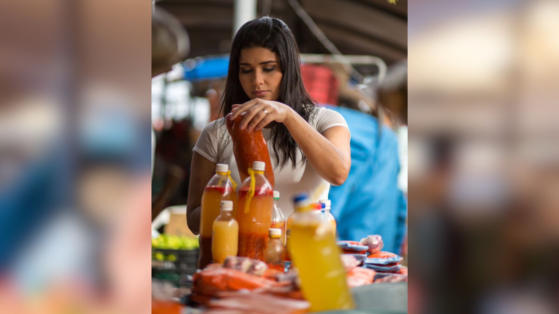 Marina Cabral em meio aos temperos no mercado do Ver-o-Peso