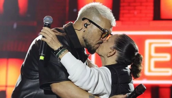 Prefeita baiana beija cantor Belo durante show e momento repercute nas redes