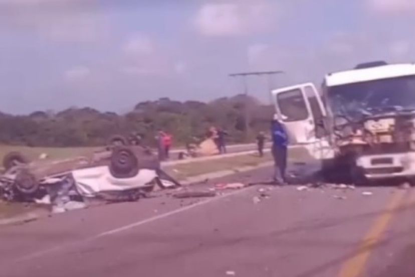 Uma colisão entre um caminhão e um carro de passeio deixou os veículos destruídos na Rodovia BR 316, Região Metropolitana de Belém.