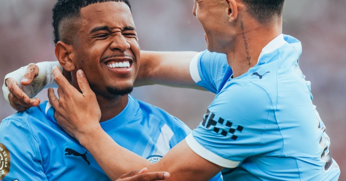Brasileiro Savinho (à esquerda) marcou um dos gols do City