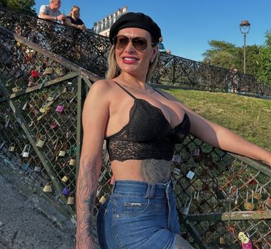 Imagem - Andressa Urach muda a cor dos olhos na França, sente fortes dores e revela arrependimento