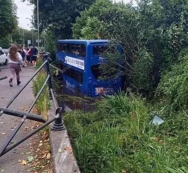 Imagem - Ônibus de dois andares com alunos do ensino médio cai em rio na Inglaterra