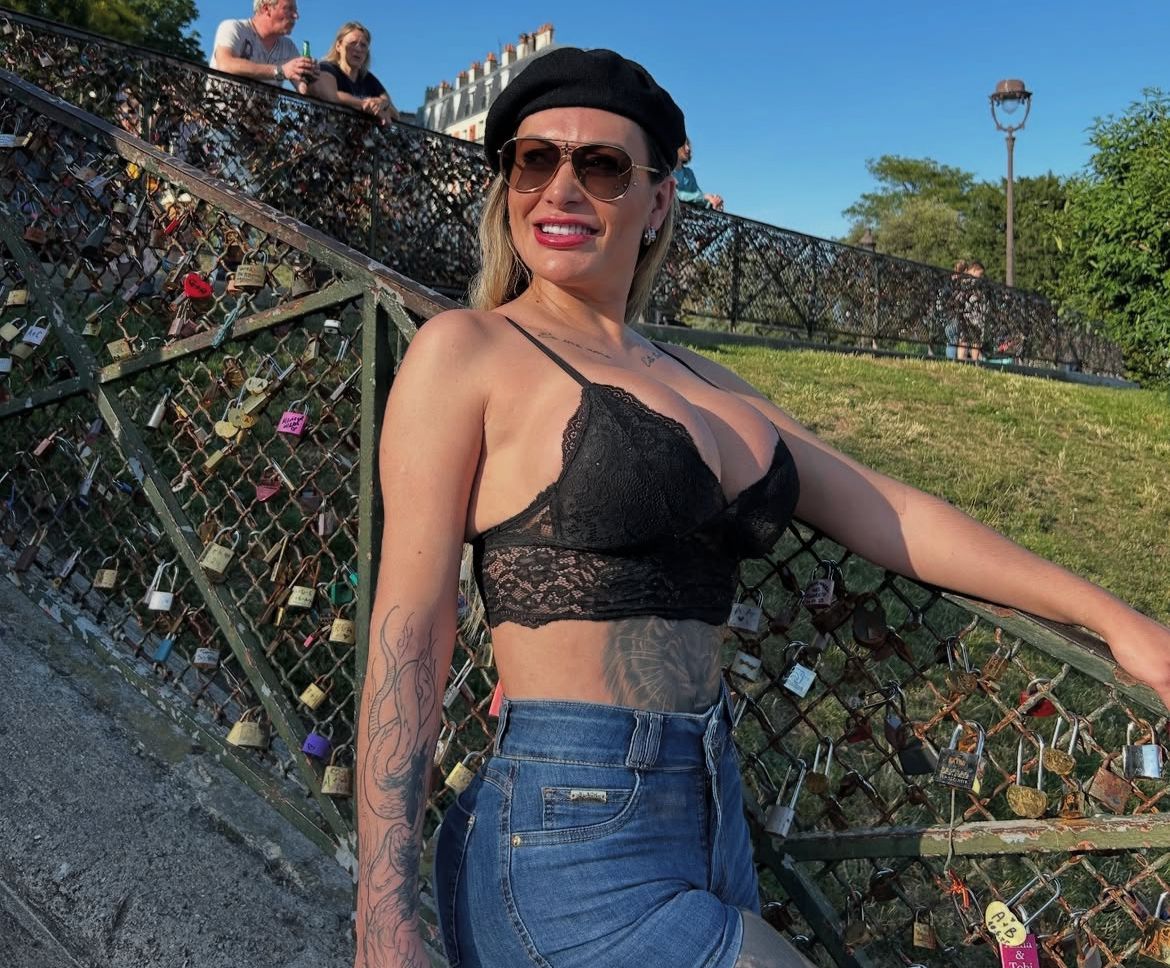 Andressa Urach muda a cor dos olhos na França, sente fortes dores e revela arrependimento