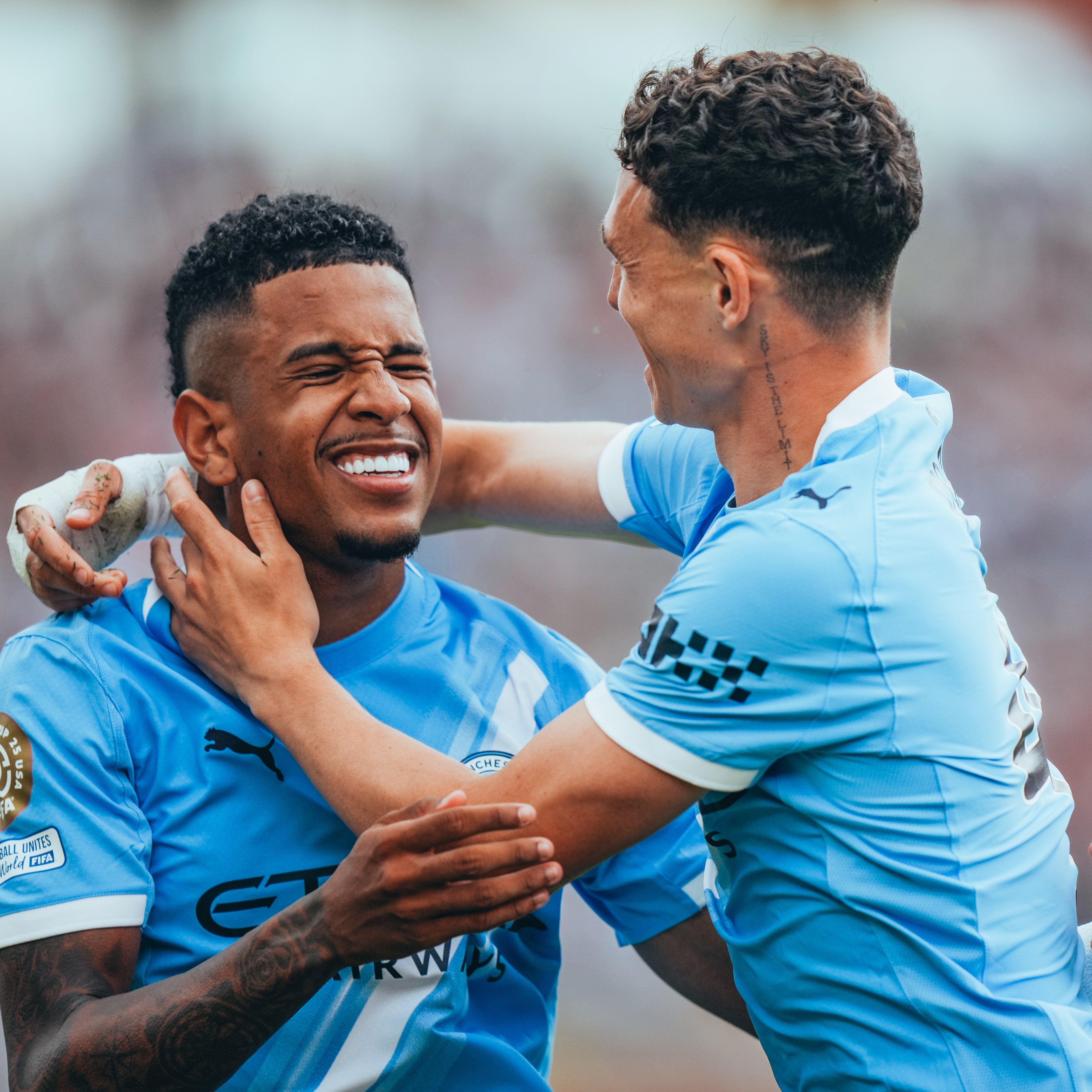 Brasileiro Savinho (à esquerda) marcou um dos gols do City