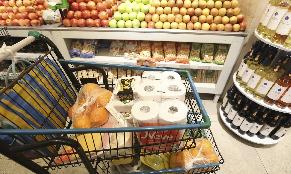 Depois de nove meses seguidos de alta, os preços dos alimentos apresentaram queda em junho.
