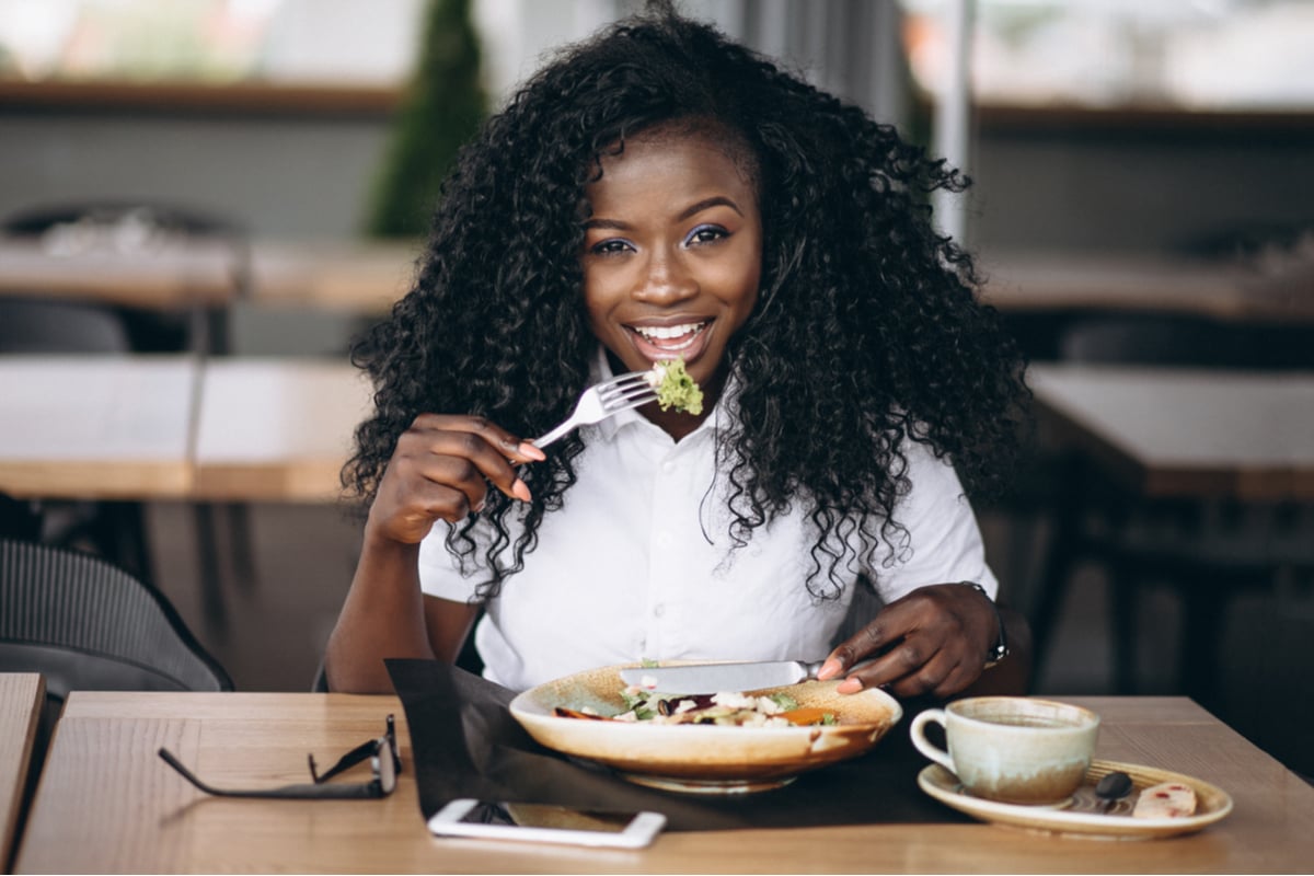 A reeducação alimentar ajuda a eliminar gordura abdominal (Imagem: PH888 | Shutterstock)
