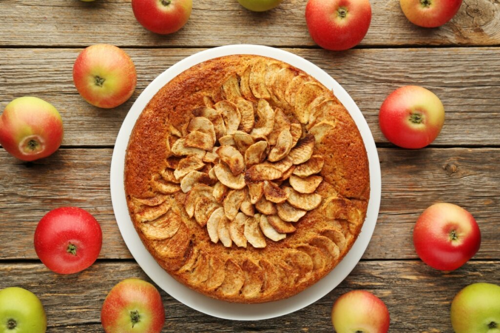 Bolo de maçã com banana e canela (Imagem: 5 second Studio | Shutterstock)