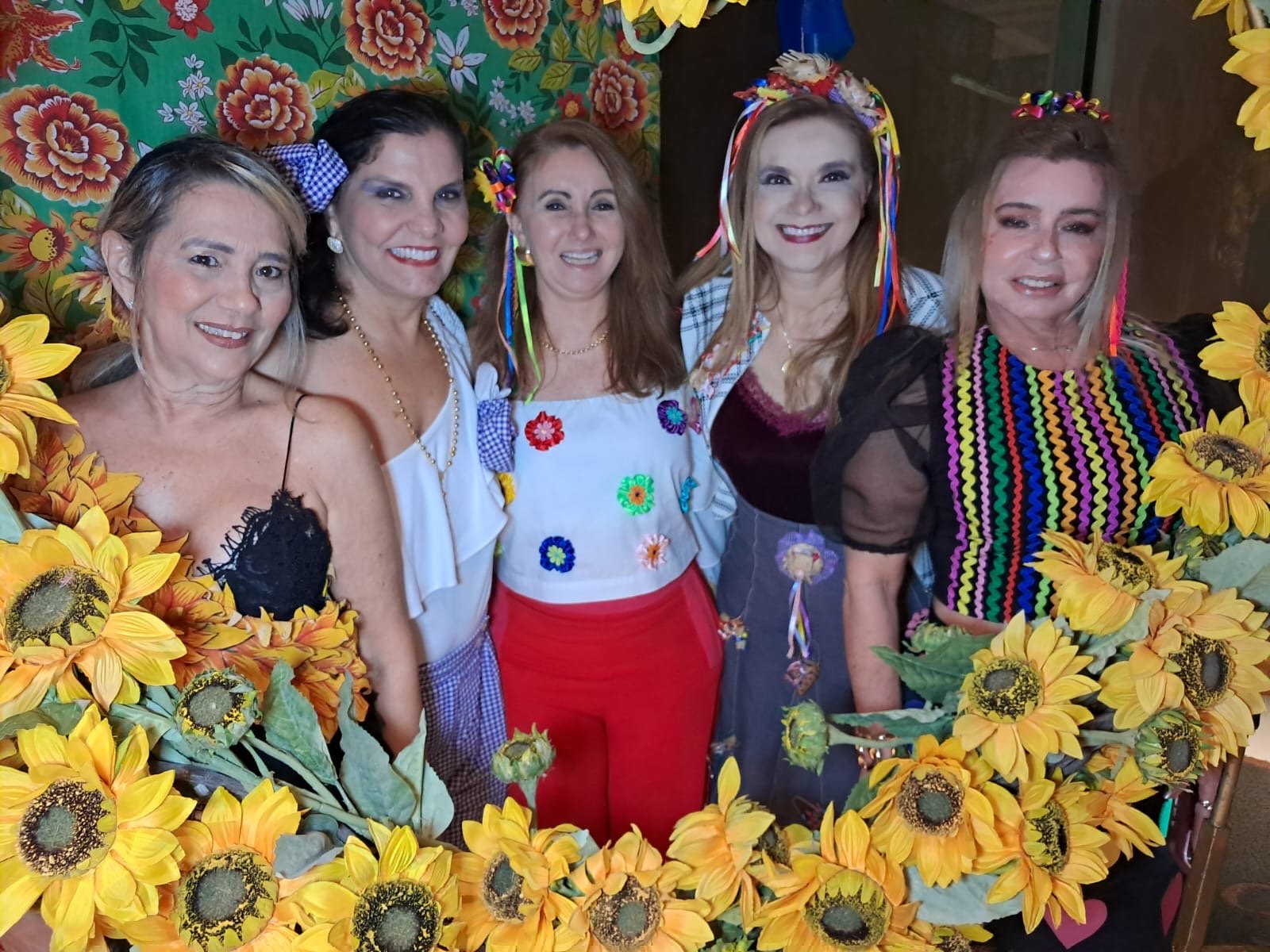 Em fundo instagramavel, as amigas Eliana Grello, Zarra Assef, que hoje festeja o seu niver, Sônia Soares, Nazaré Mello e Gigi Soriano de Melo