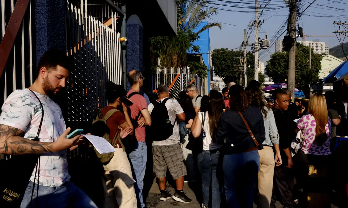 (O chamado Enem dos Concursos oferecerá 3.652 vagas para 36 órgãos federais.)