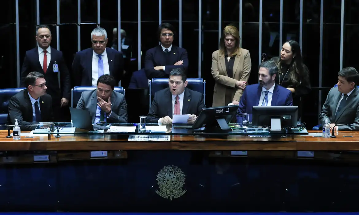 (O projeto de lei complementar foi aprovado com 41 votos favoráveis contra 33 contrários.)