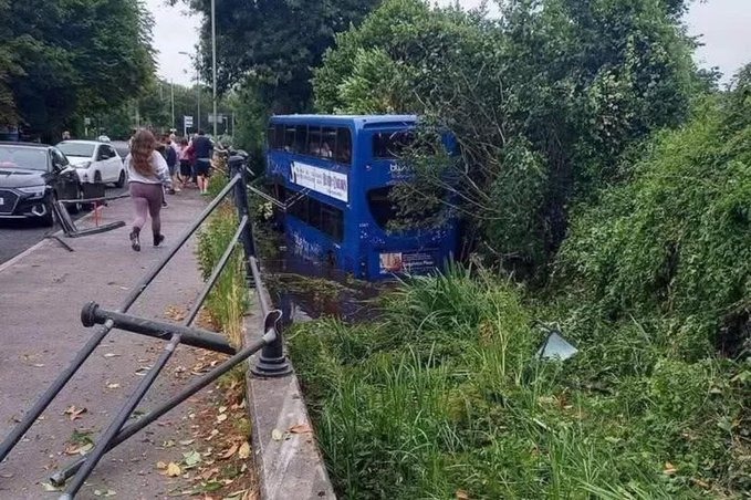 Um ônibus de dois andares caiu no rio Itchen, na costa sul da Inglaterra.