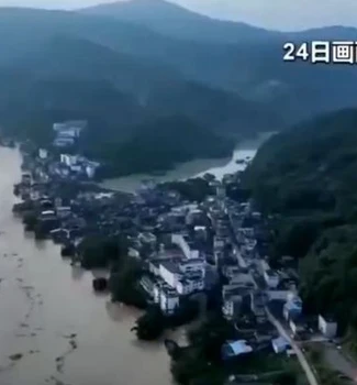 Imagem - Menina é resgatada após passar horas presa em bueiro durante enchentes na China