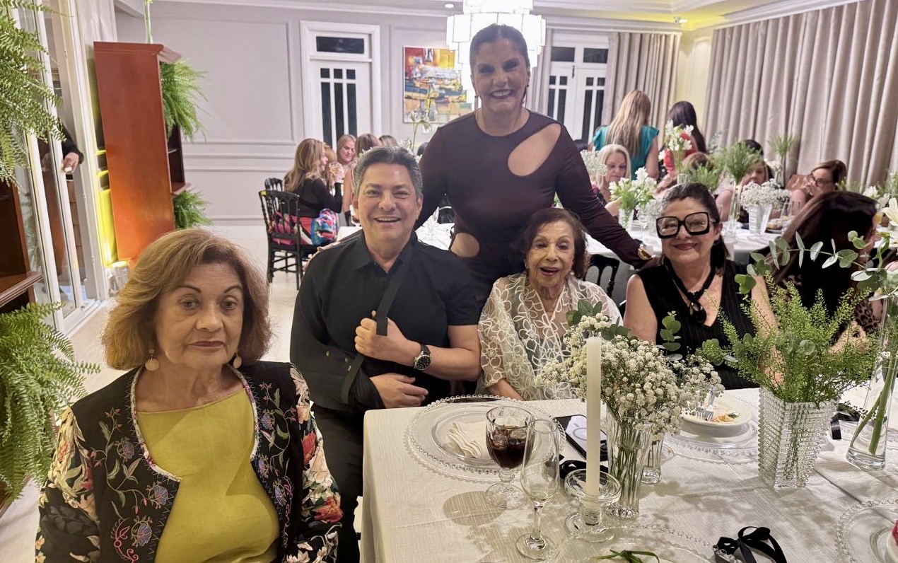 A aniversariante com Arminia Souza, Ismael, Myriam Bendahan e Dalva Pereira