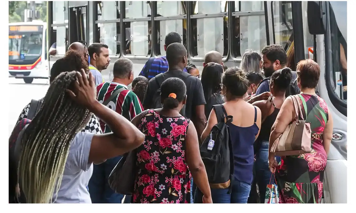 A taxa de desemprego no trimestre encerrado em maio de 2025 ficou em 6,2%. 