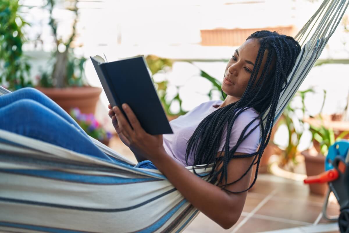 A férias do meio do ano são o momento perfeito para conhecer novas histórias (Imagem: Krakenimages.com | Shutterstock) 