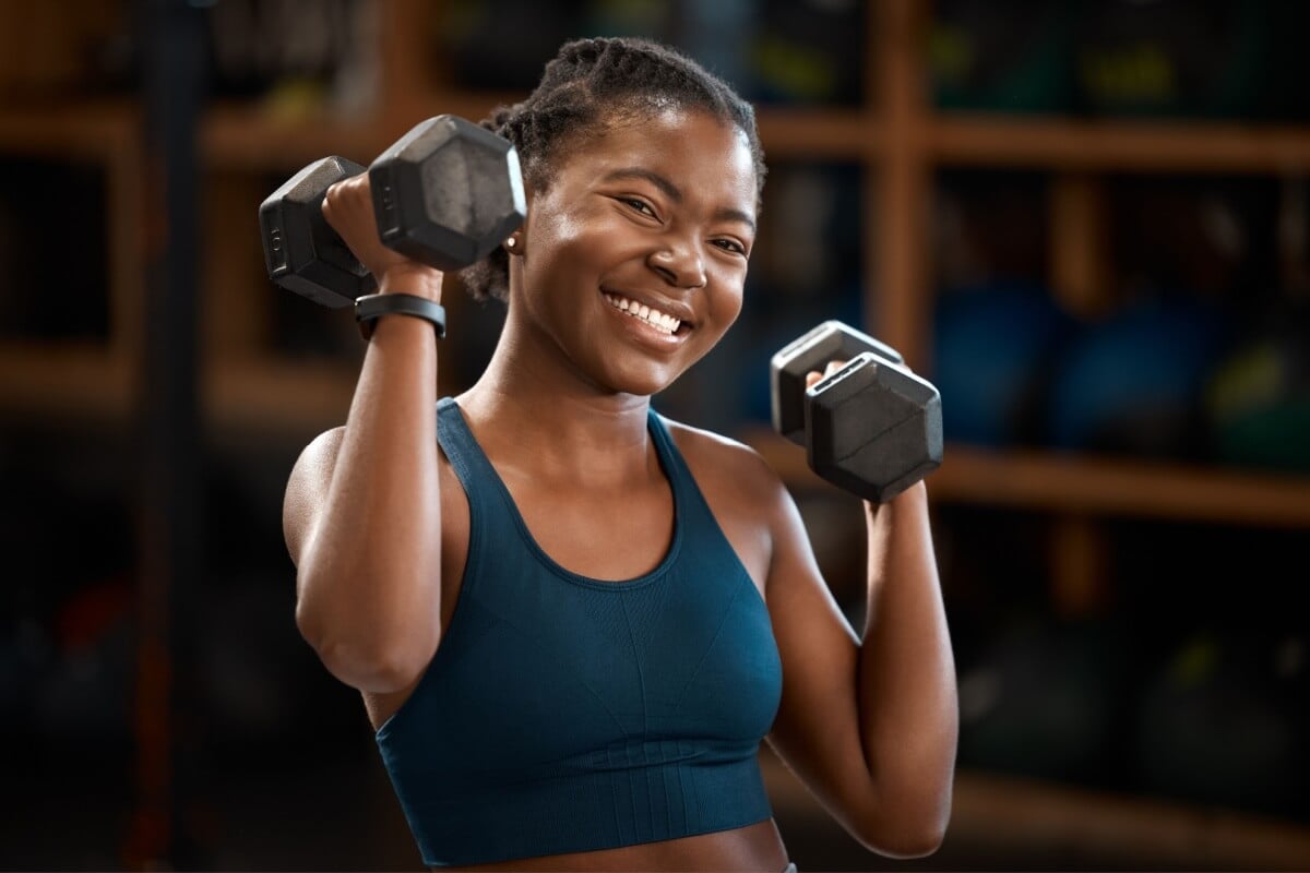 O treino de força traz inúmeros benefícios para a saúde, mas ainda existem muitas dúvidas que cercam essa prática (Imagem: PeopleImages.com - Yuri A | Shutterstock)
