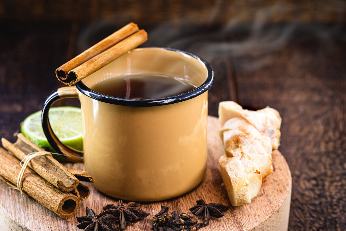 Quentão de cachaça (Imagem: RHJPhtotos | Shutterstock)