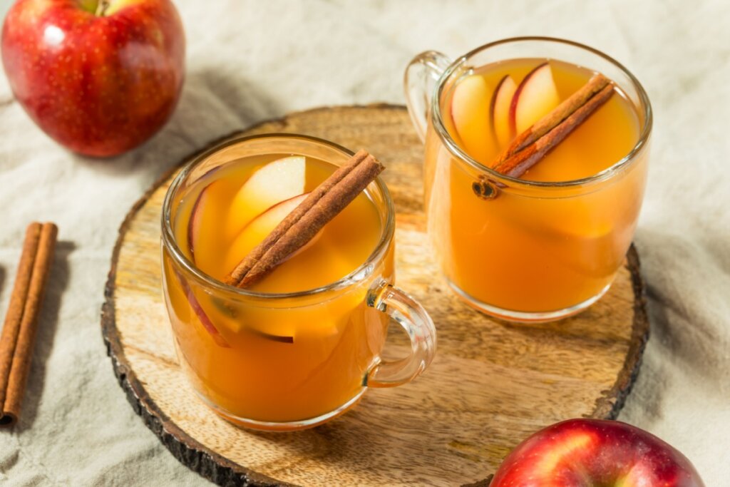 Quentão de maçã com canela (Imagem: Brent Hofacker | Shutterstock)