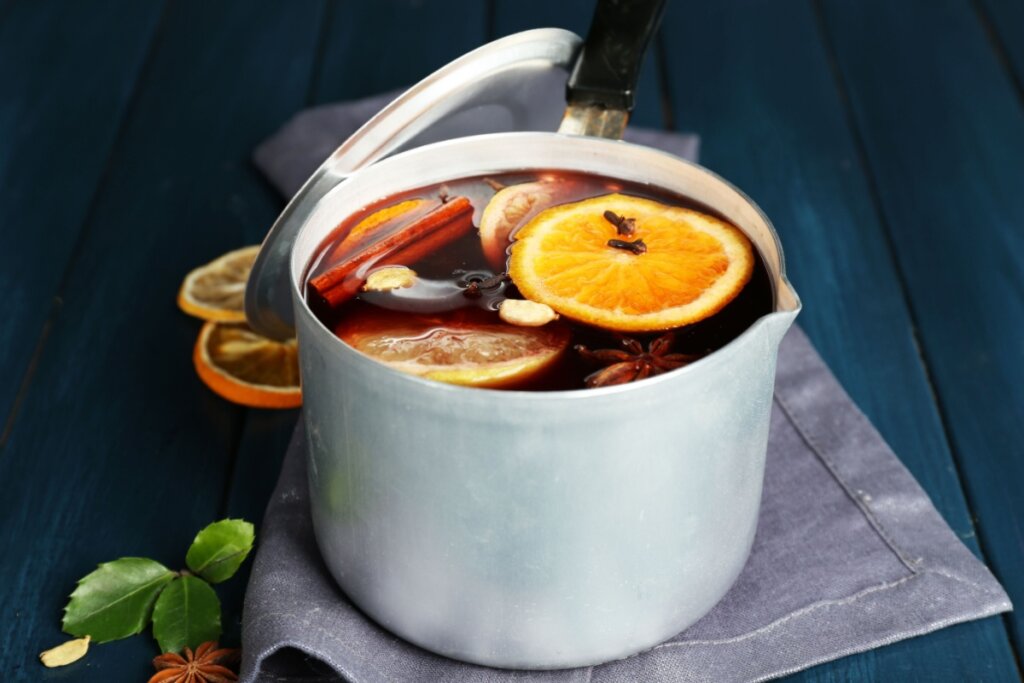 Quentão de vinho com laranja (Imagem: Africa Studio | Shutterstock)