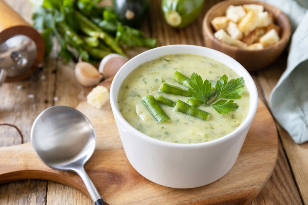 Sopa de vagem com abobrinha (Imagem: Elena Hramova Elena Hramova | Shutterstock)