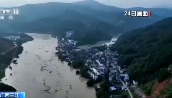 Menina é resgatada após passar horas presa em bueiro durante enchentes na China