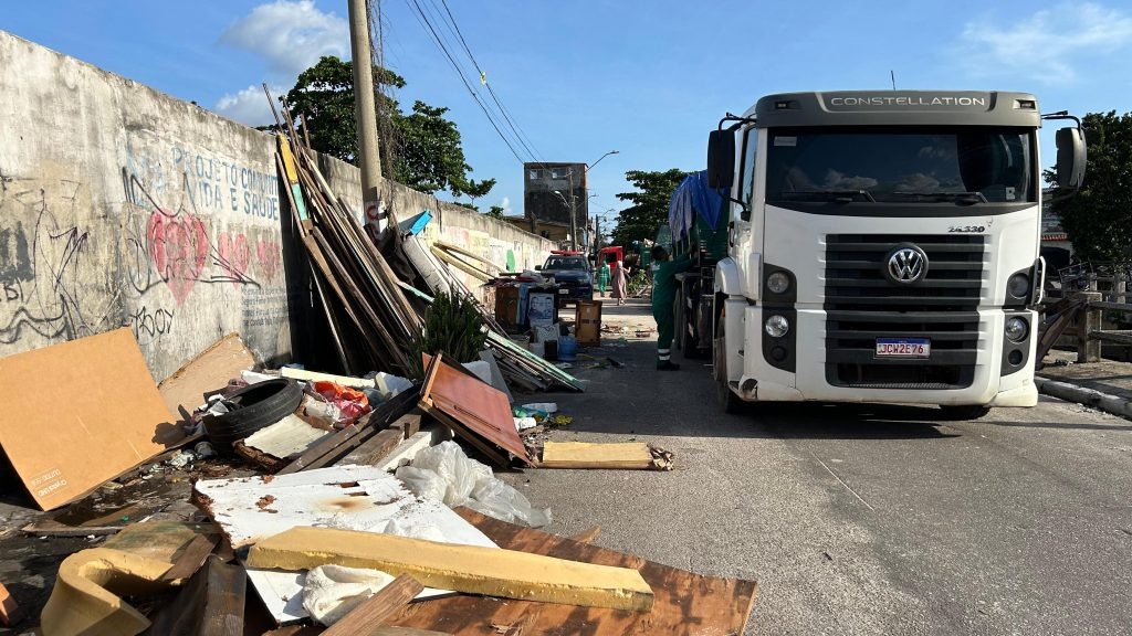 O volume foi recolhido em apenas um dia de operação realizada na quarta-feira (25), revelando a dimensão do descarte irregular de entulho na área.