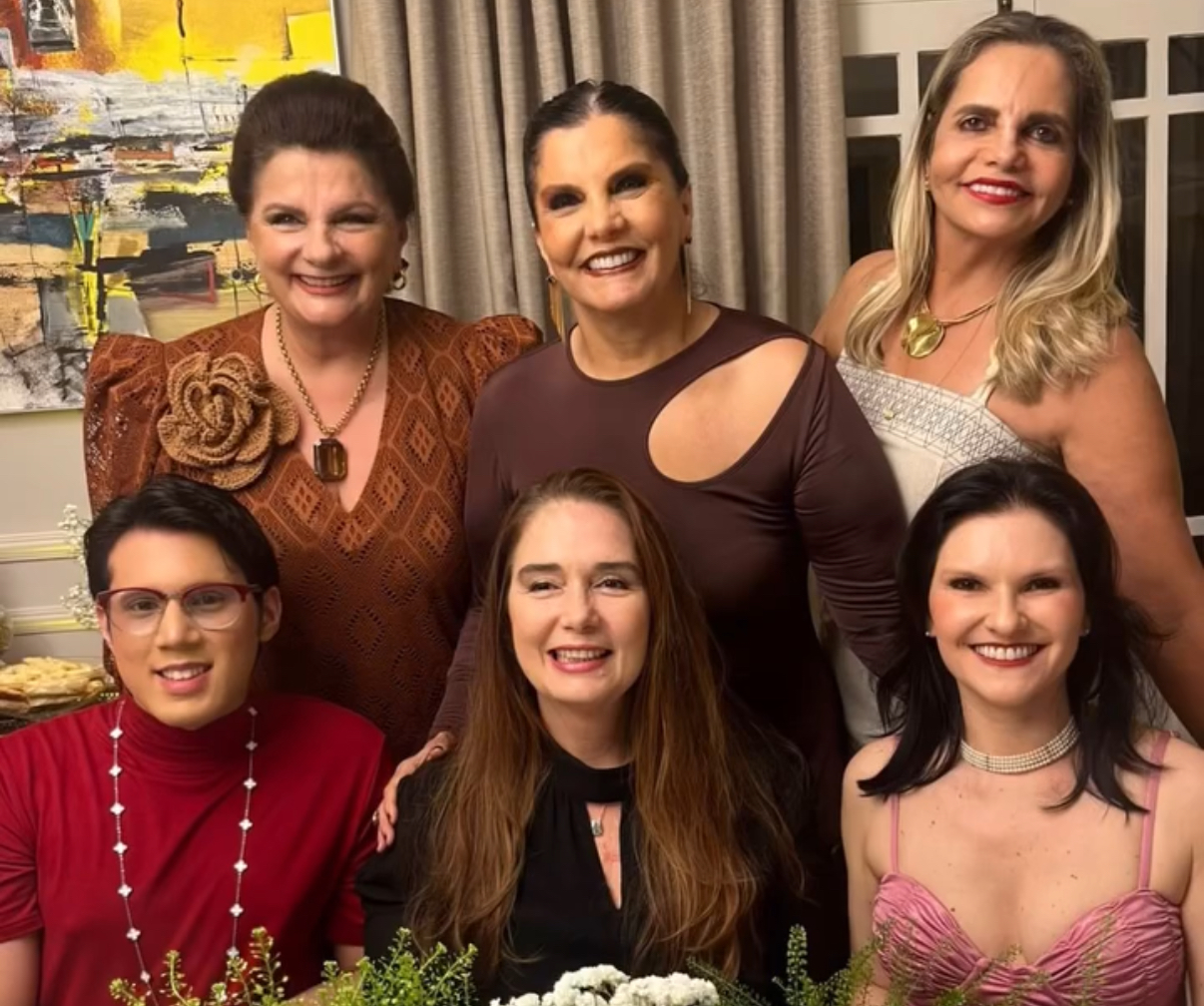 Prestigiando a aniversariante querida, as amigas Telma Guerreiro, Tânia Tavernard. Vinicius Campos, Helena Rettelbusch e Claudia Miralha