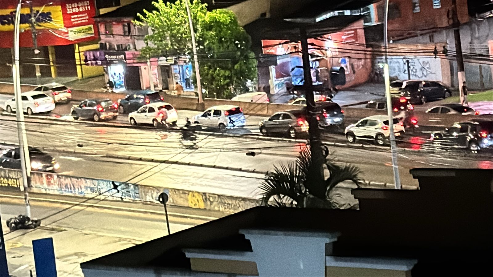 (Toda a área foi isolada e o trânsito no entorno apresentou lentidão.)