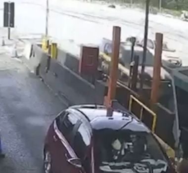 Imagem - Motorista foge da PRF, destrói pedágio e dirige com pneus estourados antes de desaparecer; assista