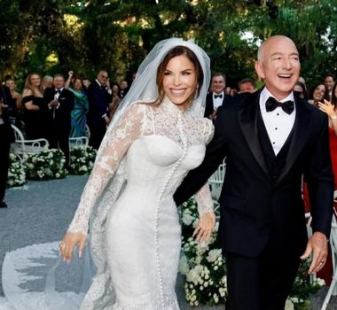 Imagem - Bilionário Jeff Bezos e jornalista Lauren Sánchez trocam alianças em Veneza, na Itália; confira