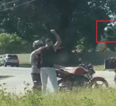 Imagem - Passageiro arremessa capacete e derruba moto durante briga com condutor de aplicativo em Belém
