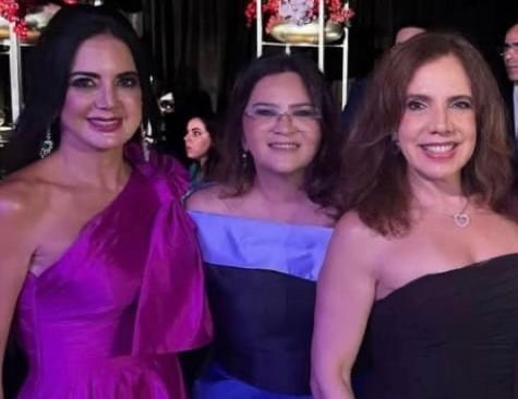 A empresária da área gastronômica, Cristiane Salomão,  com as amigas Fádia Freire e Fabíola Araújo, em mais um evento chique. Aliás, ela acaba de retornar from Miami, onde curtiu mini temporada de relax.  