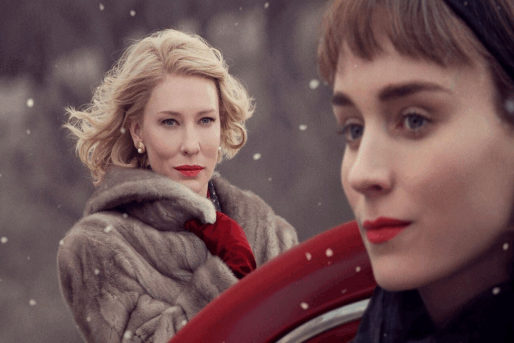 No filme &#8220;Carol&#8221;, Therese e Carol precisam lidar com preconceito e ameaças ao seu relacionamento (Imagem: Reprodução digital | Mares Filmes)