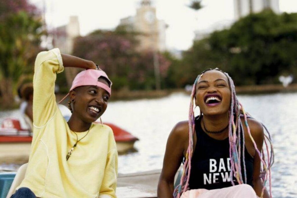 “Rafiki” conta a história de duas amigas quenianas que se apaixonam e têm que enfrentar o preconceito da sociedade (Imagem: Reprodução digital | IPECINE)