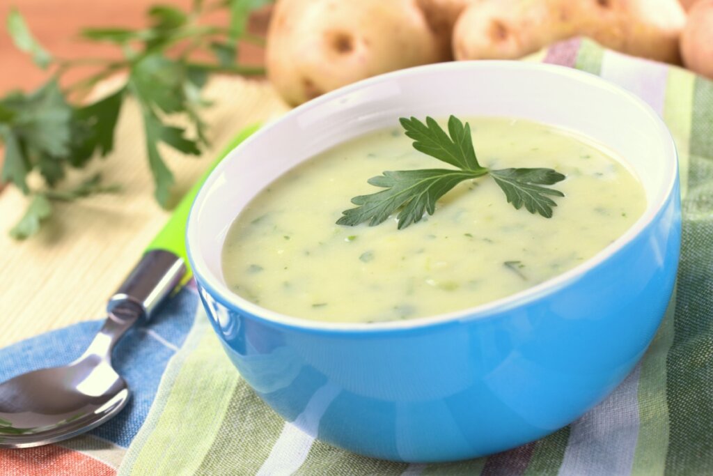 Sopa cremosa de batata com ervas (Imagem: IIdi Papp | Shutterstock)