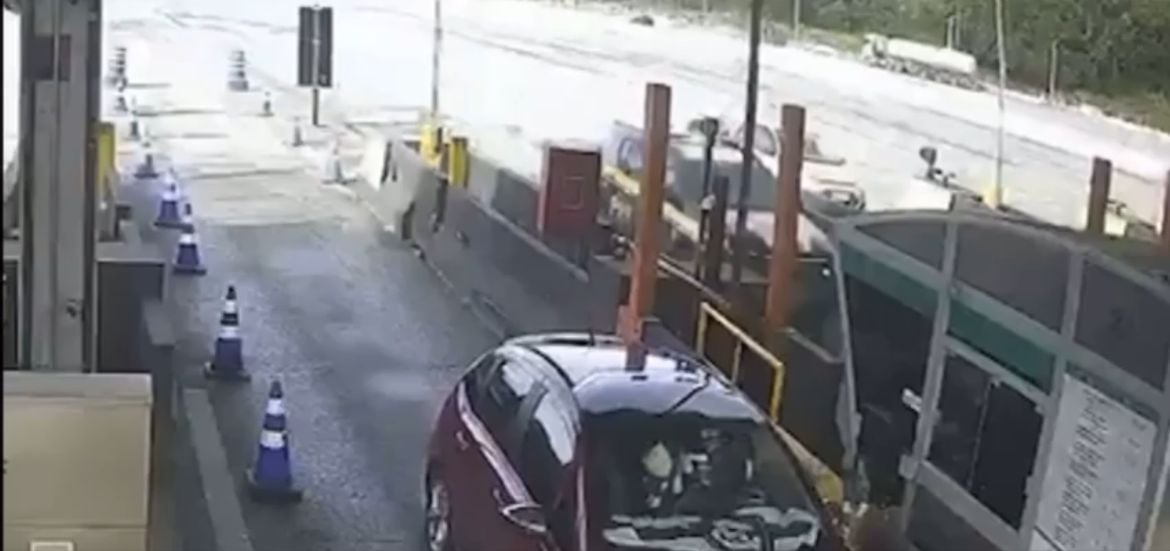 Motorista foge da PRF, destrói pedágio e dirige com pneus estourados antes de desaparecer; assista

