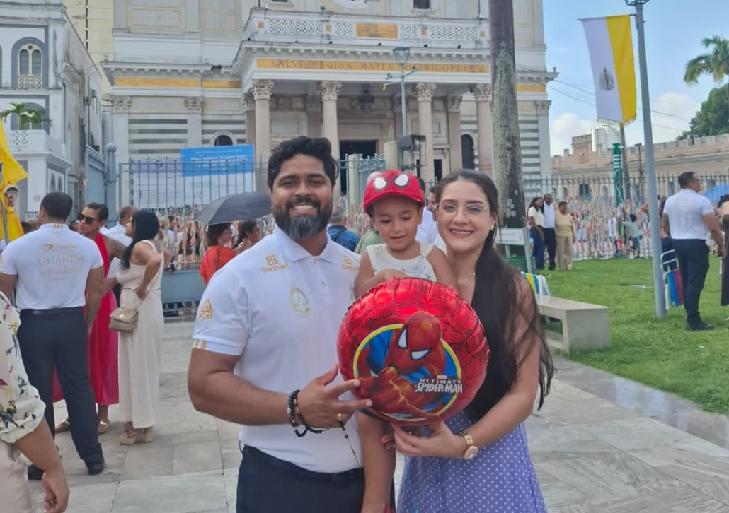 No último domingo, Gelcyony Lima de Souza Brito formou como Guarda de Nossa Senhora de Nazaré. Na foto, o novo integrante, ao lado da esposa, Rita Gomes Camarinha, e do filho, Heitor. 