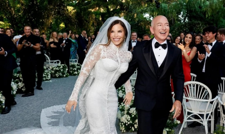 (Para eternizar o momento, a noiva Lauren Sánchez usou um modelo assinado pela grife italiana Dolce & Gabbana.)