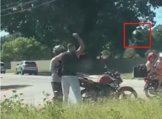 Imagem - Passageiro arremessa capacete e derruba moto durante briga com condutor de aplicativo em Belém