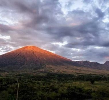 Imagem - Turista sobrevive a queda de 200 m no Monte Rinjani, onde Juliana Marins morreu