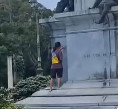 Imagem - Vídeo: jovem é flagrado vandalizando monumento em Belém e acaba sendo obrigado a limpar sujeira